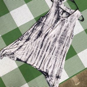 Sleeveless v neck shark bite long tank size large new with tags